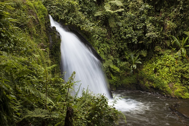 A waterfall does not pollute the environment.